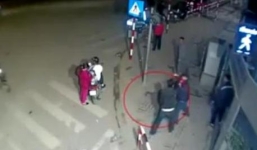 Clip: Hãi hùng cò bến xe ngang nhiên đánh hành khách